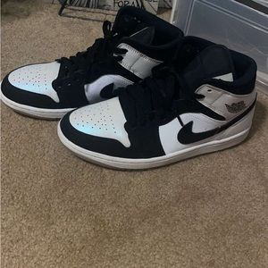 Black and white Jordan’s hardly worn comes with original box